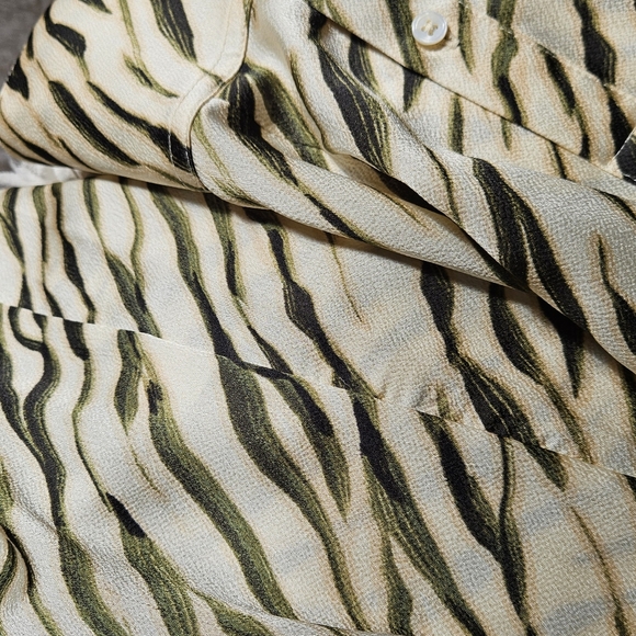 Vince Camuto 1x green and ivory open collar blouse - Picture 4 of 16